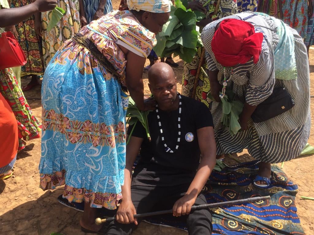 Amobe Mevegue dans son village maternel Nkolbogo lors des obsèques de sa mère 
