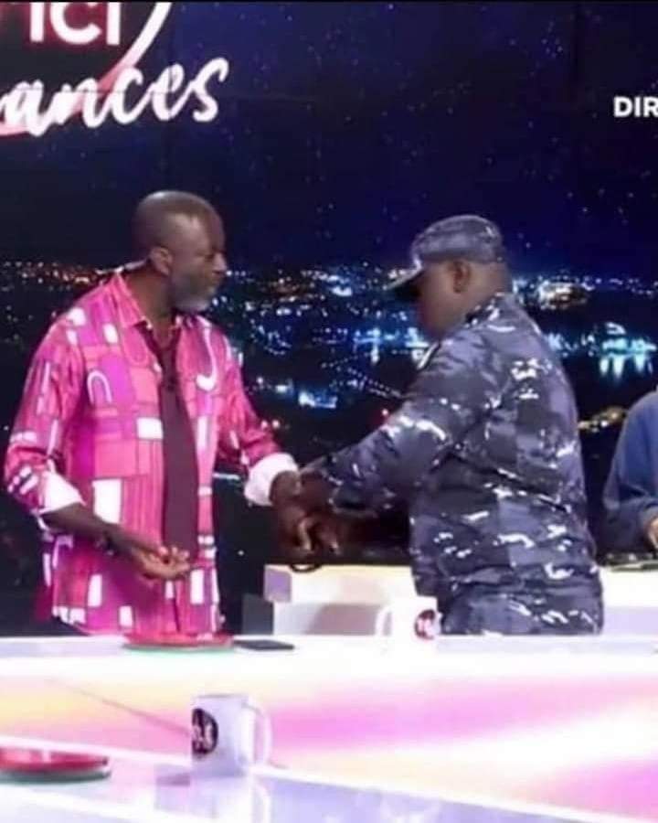 Yves de Mbella simule son arrestation lors d une émission sur la chaine NCI nouvelle chaine Ivoirienne