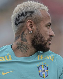 Neymar et sa coiffure signe avec le signe batman