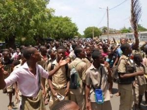 des élèves marchent sur la préfecture d'Odienné 