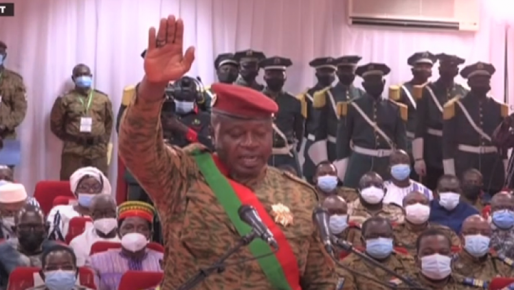Le lieutenant-colonel Paul-Henri Sandaogo Damiba prêtant serment devant le conseil constitutionnel du Burkina Faso