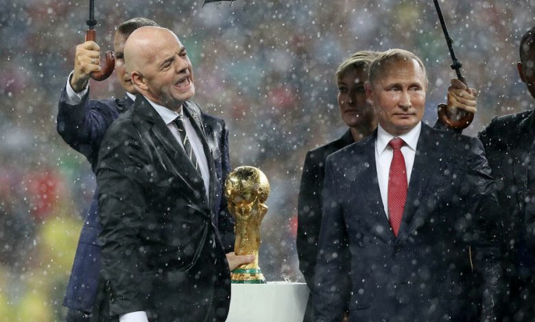 Gianni Infantino, président de la Fifa, n'a pas encore décidé d'exclure de ses compétitions la Russie de Vladimir Poutine. (Icon sport)