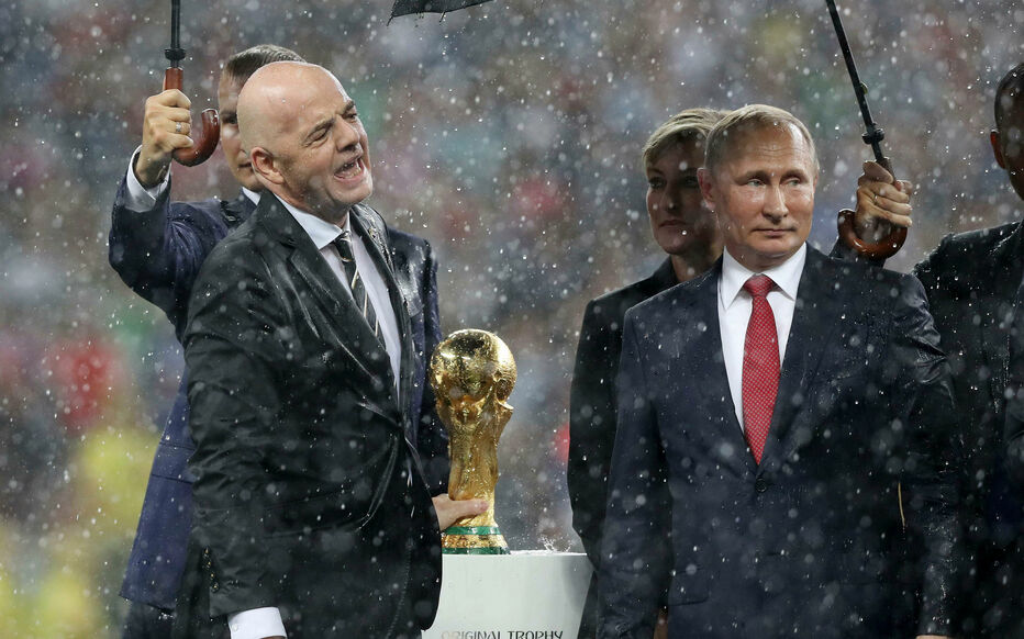 Gianni Infantino, président de la Fifa, n'a pas encore décidé d'exclure de ses compétitions la Russie de Vladimir Poutine. (Icon sport)