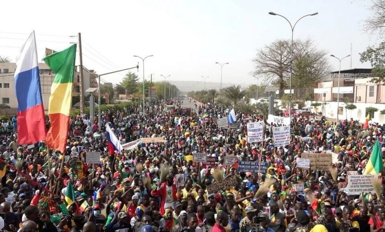 Une vue du rassemblement des populations de Bamako pour célébrer le retrait des forces françaises du Mali