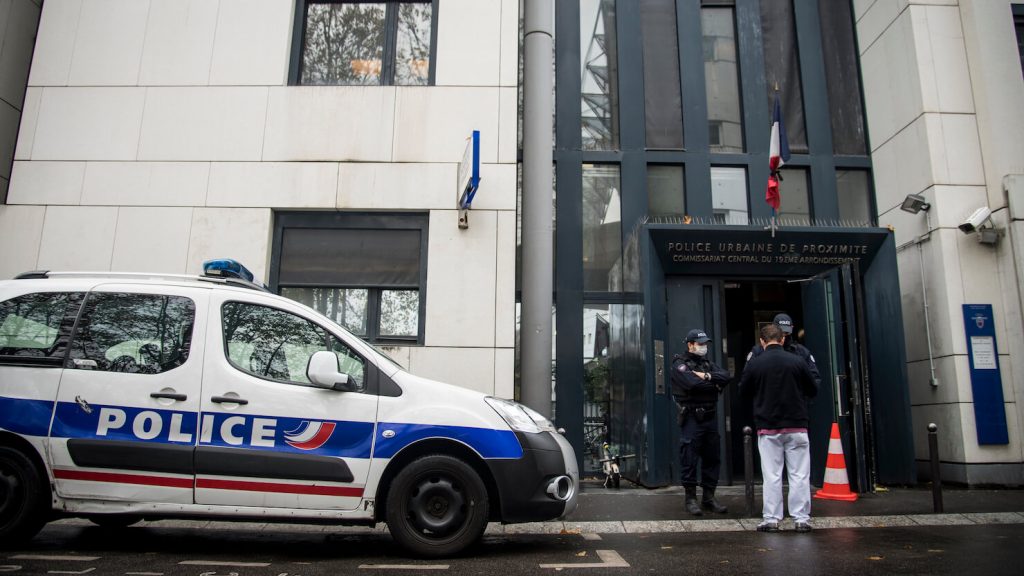 Un poste de police à Paris