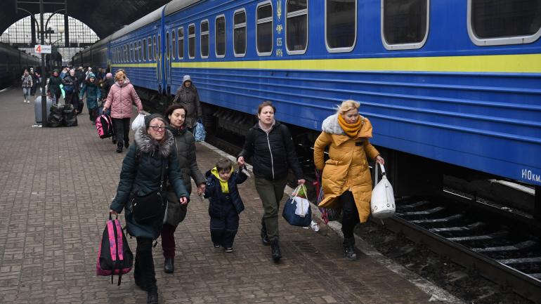 Des ukrainiens fuyant les bombardements russes pour se réfugier dans les pays voisins