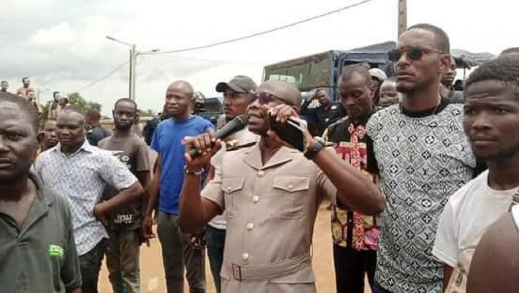 Le Sous-préfet de Bonoua calmant les jeunes de Samo surexcités