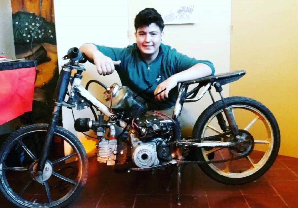 Le jeune inventeur et sa moto qui fonctionne avec l'eau salée