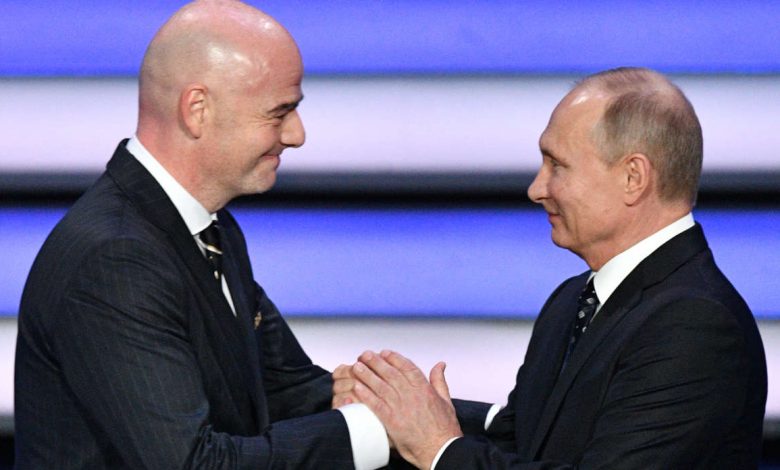 Le Président de la FIFA et le Président, main dans la main