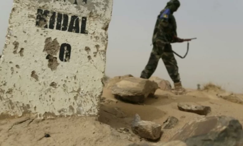 Un ex-rebelles de l'Azawad en faction à l'entrée de Kidal au Nord-Est du Mali