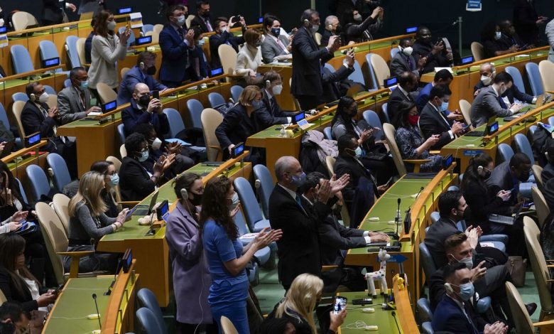 Le standing ovation après le vote des états membres de l'assemblée générale de l'ONU contre la Russie