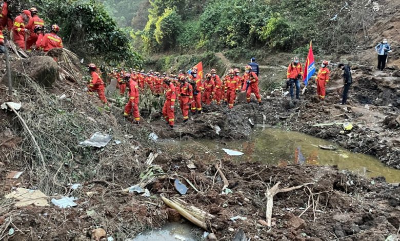 Les secours chinois sur le lieu du crash du Boeing 737