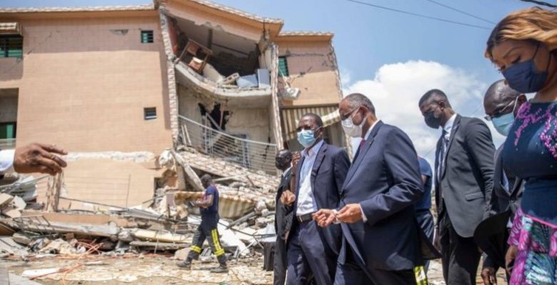 Le Premier-ministre, Patrick Achi et des membres du gouvernement sur le lieu de l'immeuble effondré à Angré