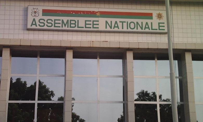 L'image de la façade de l'Assemblée nationale du Burkina Faso