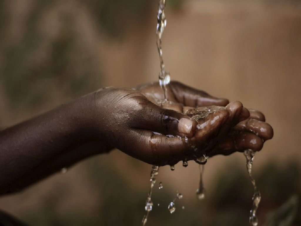 Une main innocente a été rampée dans l'eau chaude au Nigéria