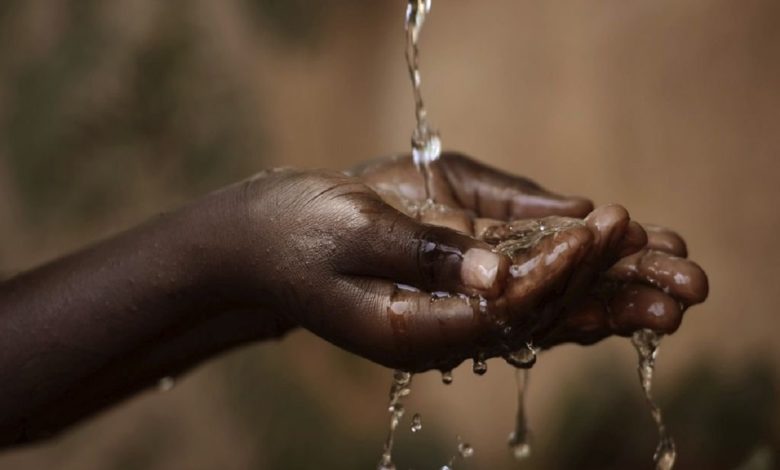Une main innocente a été rampée dans l'eau chaude au Nigéria