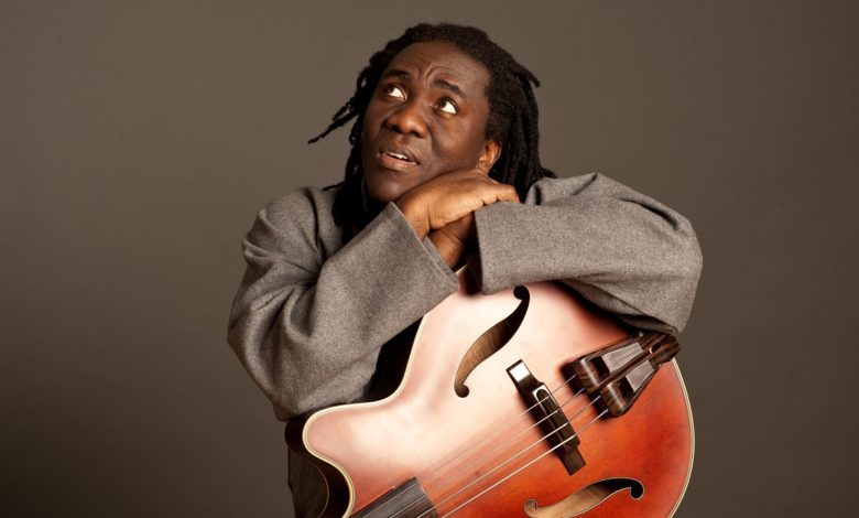 Le célèbre bassiste américain d'origine camerounaise, a déchiré son passeport camerounais