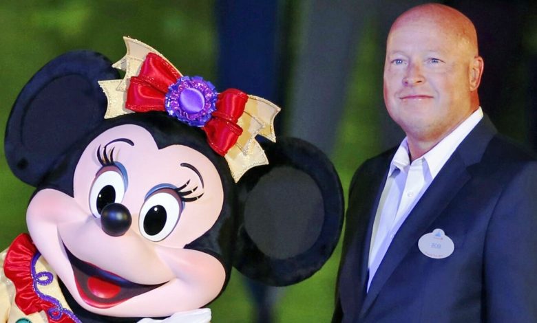 Le nouveau patron de Disney, Bob Chapek et une mascotte