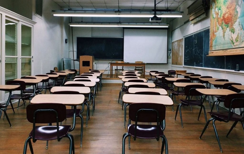 L'image d'une salle de classe pour faire allusion à la professeure qui a couché avec un élève de 14 ans