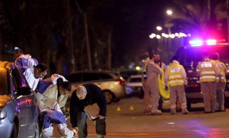 Les policiers sur le lieu de l'attaque des terroristes dans la ville de Hadera dans le Nord d'Israël