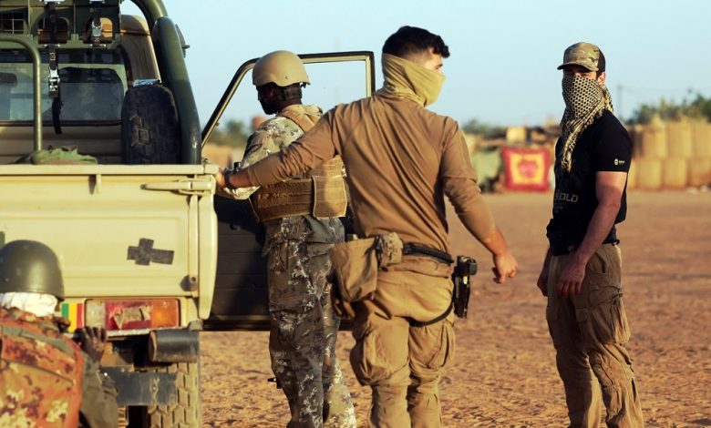 Des soldats maliens et un supplétifs russe