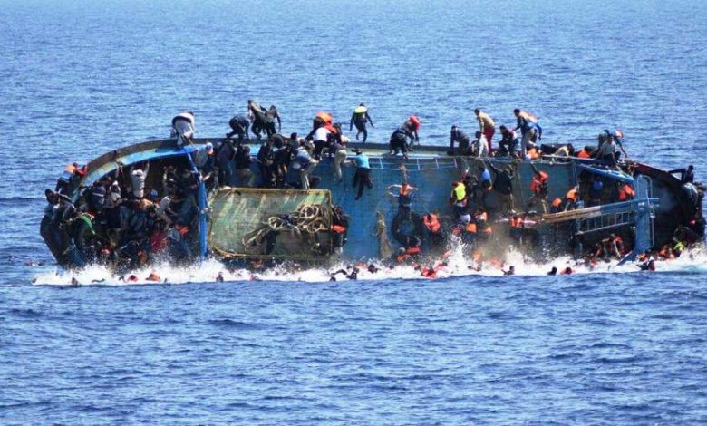 Une embarcation de migrants qui chavire