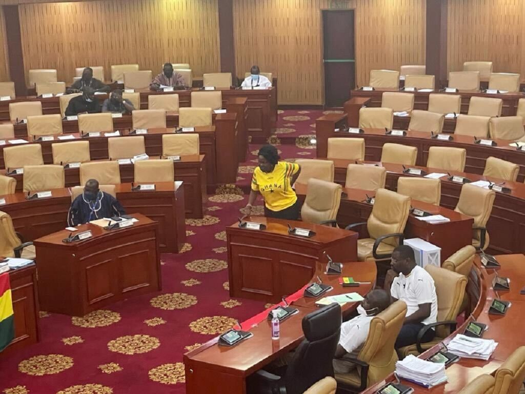 Des Députés ghanéens assistent à une session parlementaire habillés en maillot de leur pays
