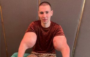 Le combattant russe de MMA avec des biceps gigantesques injectés à la vaseline