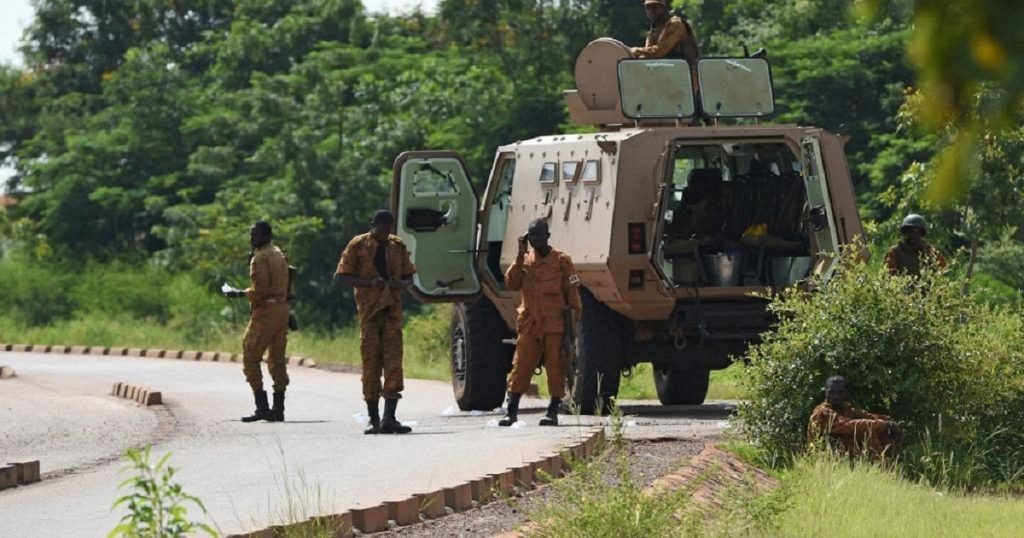 Les soldats burkinabè en alerte sur une route du pays