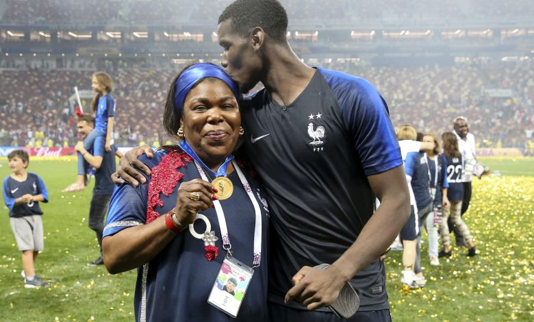Paul Pogba et sa mère lors de la célébration des bleus champions du monde 2018 en Russie