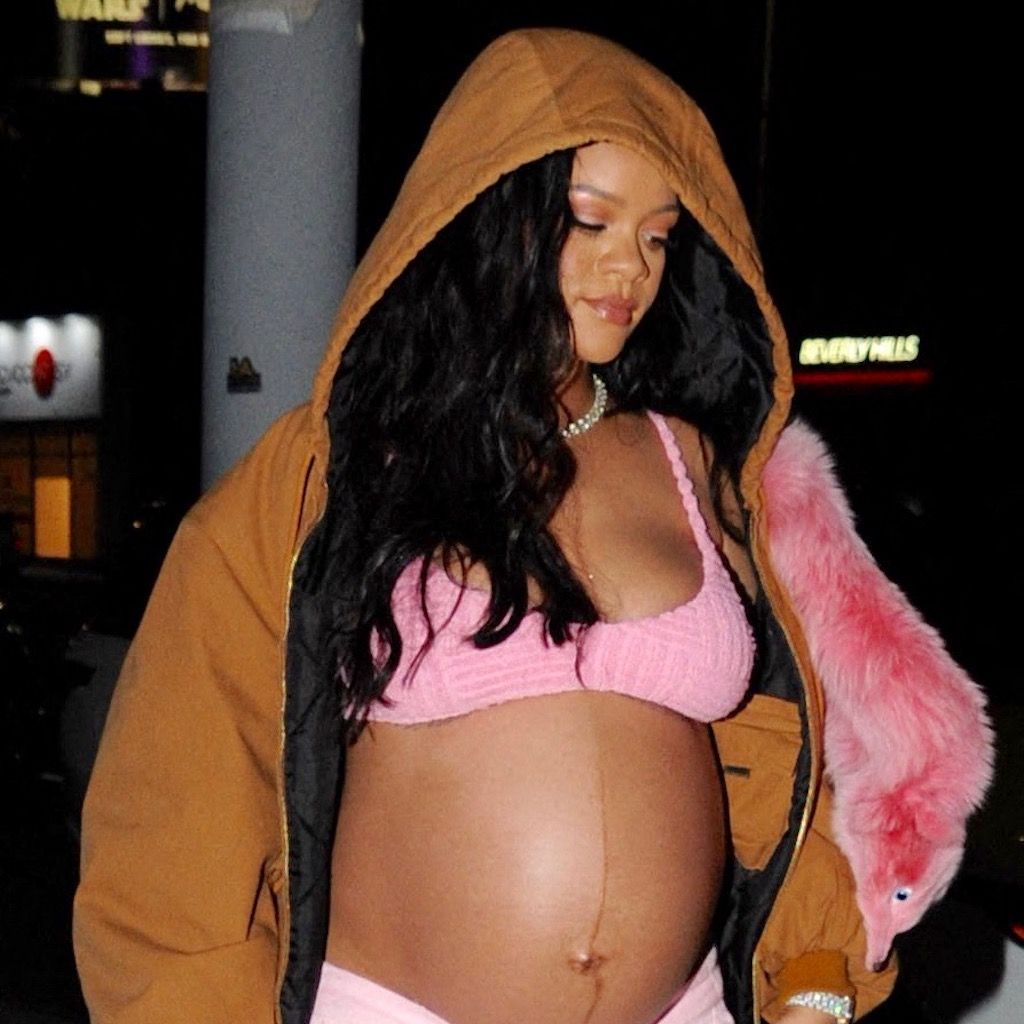 Rihanna affiche fièrement sa grossesse 