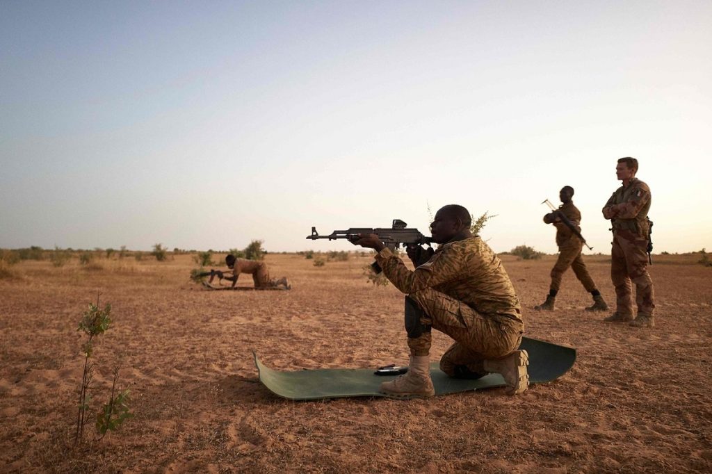 Des soldats burkinabè en position