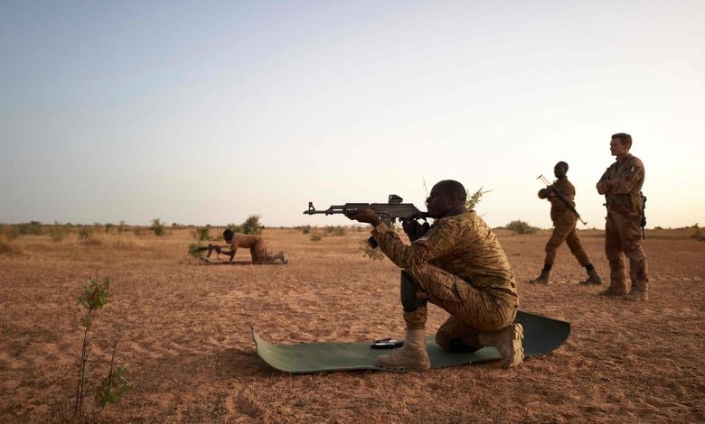 Des soldats burkinabè en position