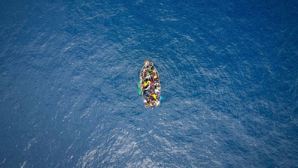 Un bateau transportant des migrants en mer