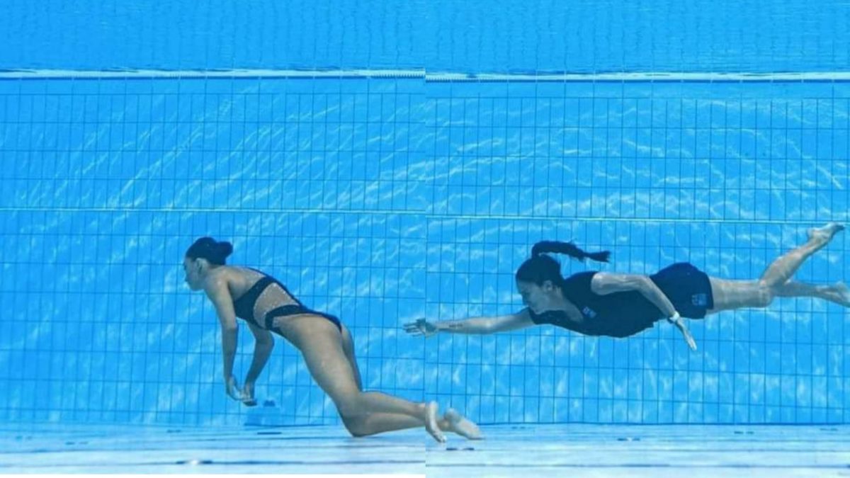Capture du sauvetage dramatique d'Anita Alvarez des États-Unis au fond de la piscine lorsqu'elle s'est évanoui lors de la finale féminine de natation artistique libre en solo au championnat du monde de natation aquatique de Budapest 2022.
