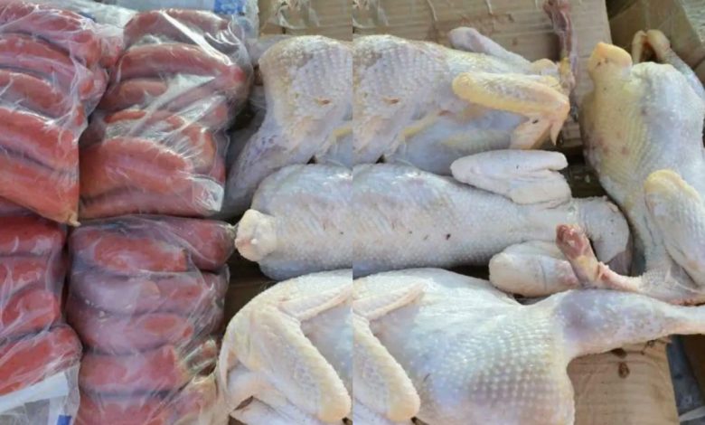 La police municipale saisi 500 kg de poulets et de saucisses impropres à la consommation. La cargaison était en provenance d’un pays voisin.