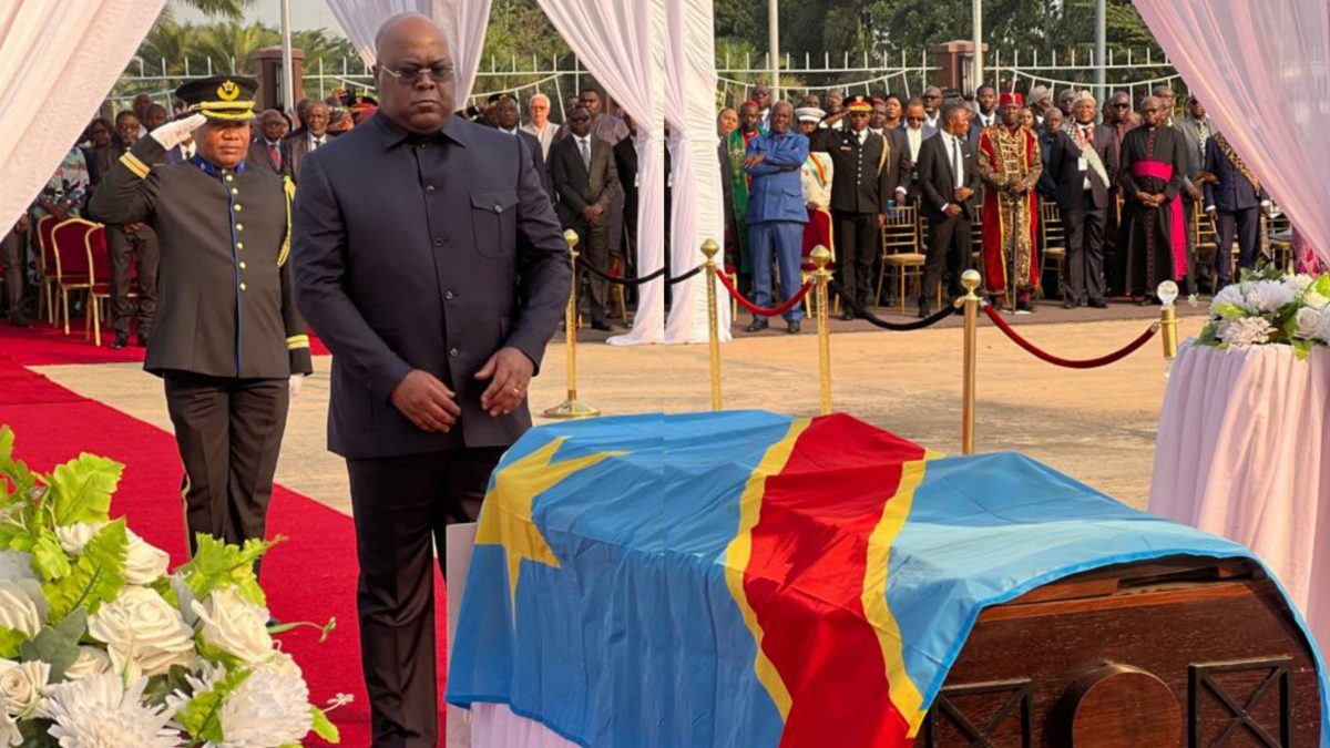 Le président de la République Démocratique du Congo Félix Antoine Tshisedeki qui rend un hommage à la dépouille de l'heros national.