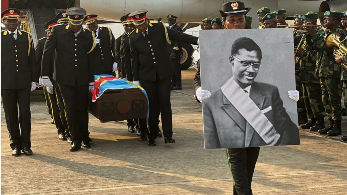 Arrivé de la dépouille de l'ex premier ministre congolais Patrice Emery Lumumba à l'aéroport de Kinshasa.