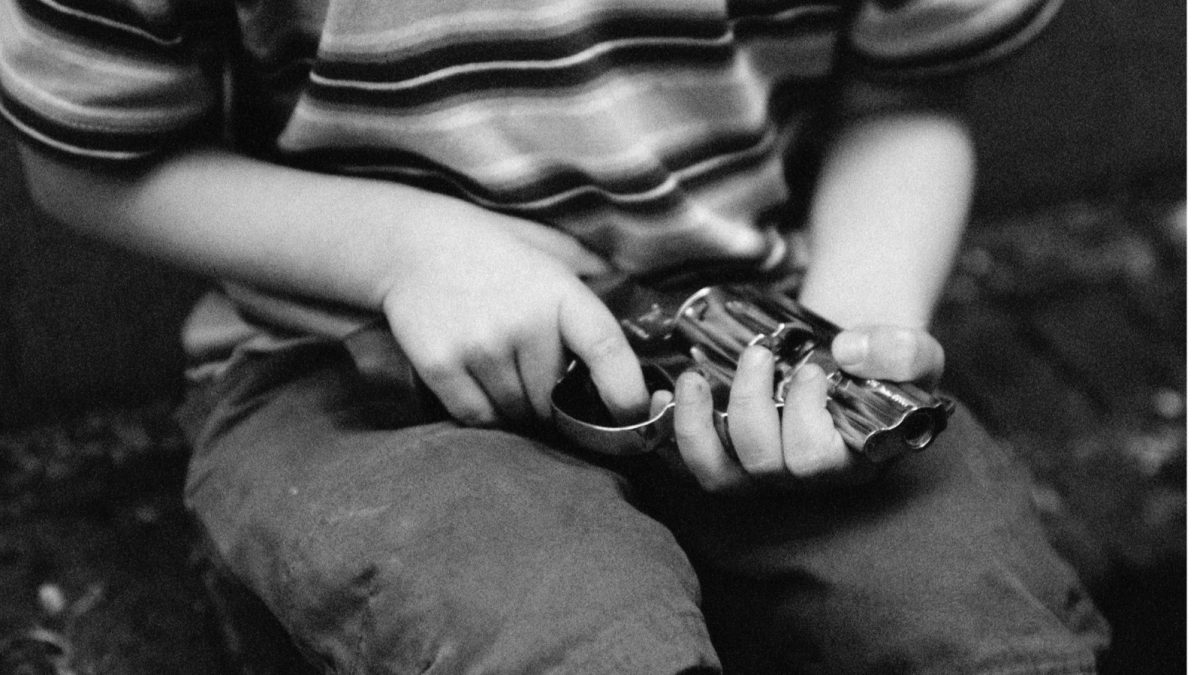 En jouant avec le pistolet de son père, un garçon de 8 ans a tué un bébé d'un an et blessé une jumelle de 2 ans ce week-end en Floride.