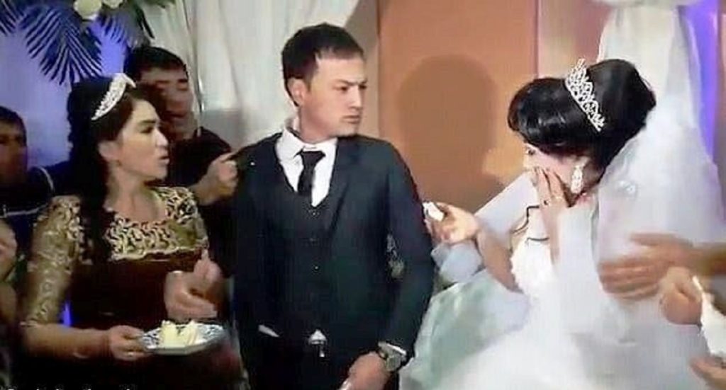 Un homme donne un violent coup à sa femme lors de leur réception de mariage