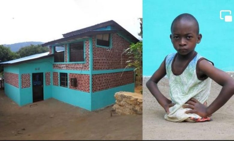 Rwanda, un enfant de 8 ans, né sans jambes, offre une maison à sa mère