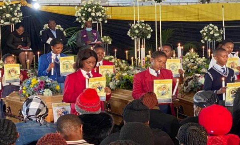 L'inhumation des 21 adolescents mystérieusement décédés dans la nuit du 25 Juin 2022 en Afrique du Sud