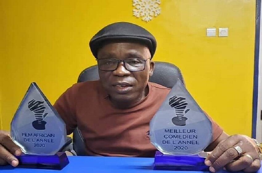 Michel Gohou recevant la distinction du meilleur comédien d'Afrique en 2020