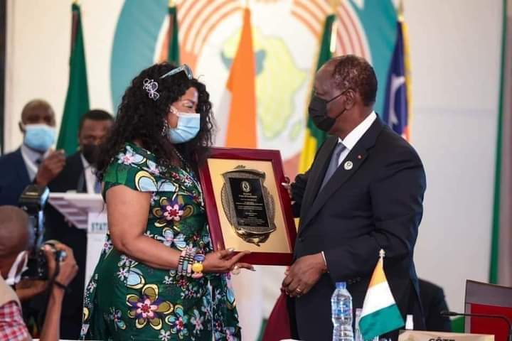 Akissi Delta recevant son prix des mains du président de la République de Côte d'Ivoire 