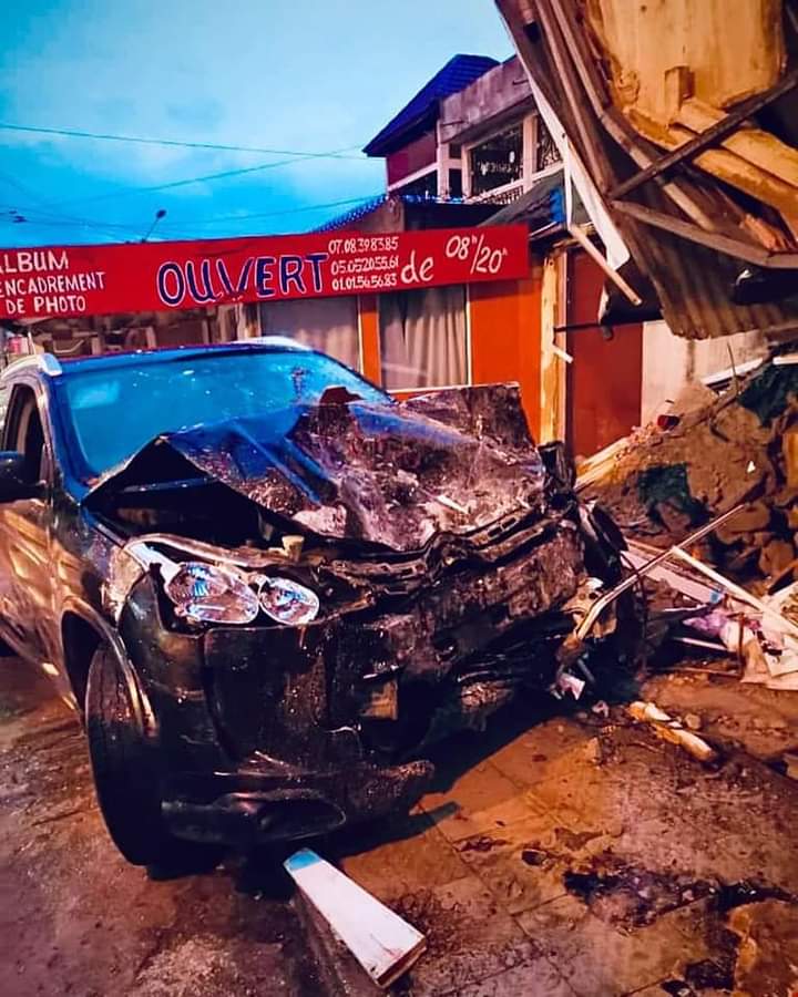 La voiture de Jojo le barbu dans un état déplorable laisse entrevoir le choc qu'il a encaissé lors de cet accident survenu le Samedi 16 Juillet 2022 à la Rivera 3 