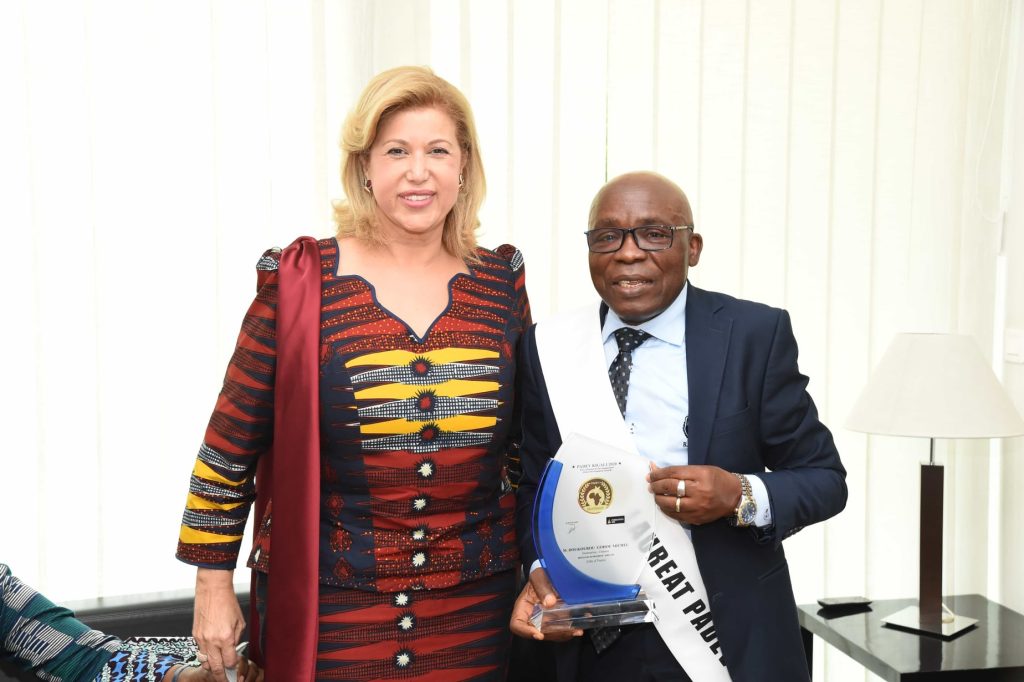 Gohou reçoit un prix d'excellence des mains de la première dame de Côte d'Ivoire Dominique Ouattara 