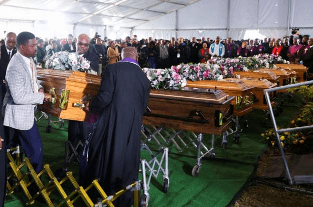 Les cercueils des adolescents mystérieusement décédés dans la taverne Enyobeni en Afrique du Sud