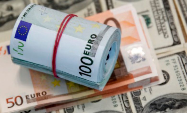 Depuis sa mise en circulation en 2022, c'est la première fois que l'euro atteint la parité avec le dollar. Désormais 1 Euro egal 1 Dollar.