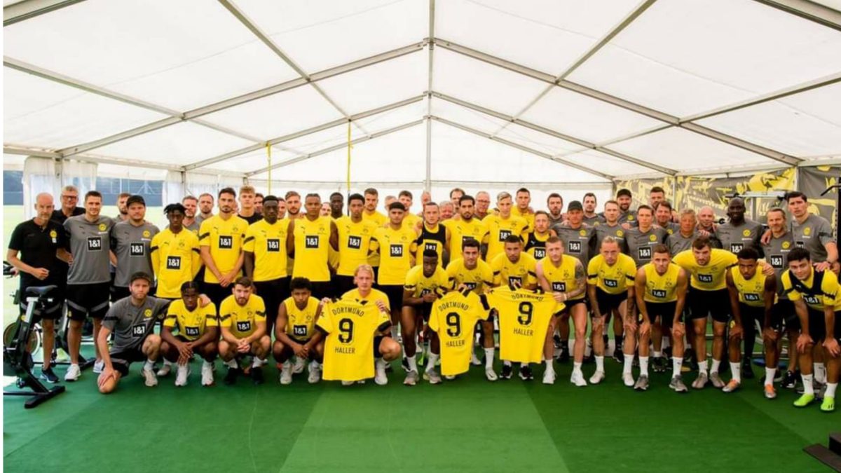 L'équipe et le staff de Borussia Dortmund.