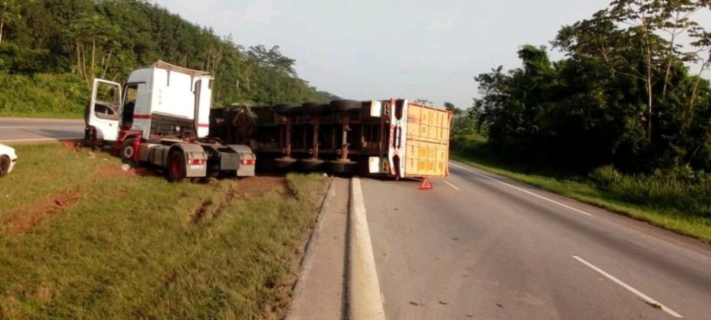 Sortie de route d'un énorme camion sur l'autoroute du Nord axe PK63